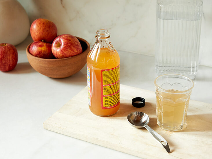 home remedies for an itchy scalp: Apple cider vinegar 